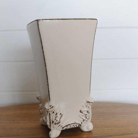 Beige / Distressed flower Vase - Picture 1 of 3
